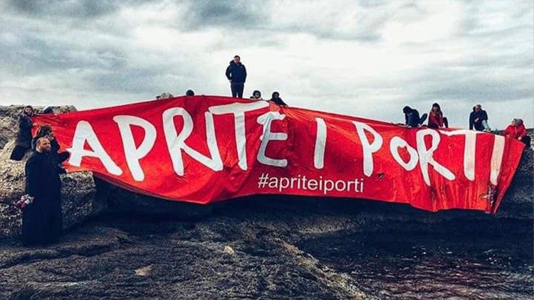 Don La Magra con alcuni parrocchiani sulle coste di Lampedusa