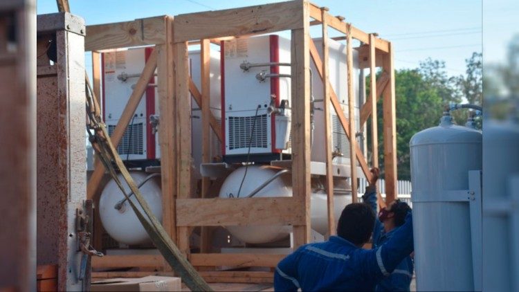 Descargando la planta de oxígeno, en Pando, Bolivia.
