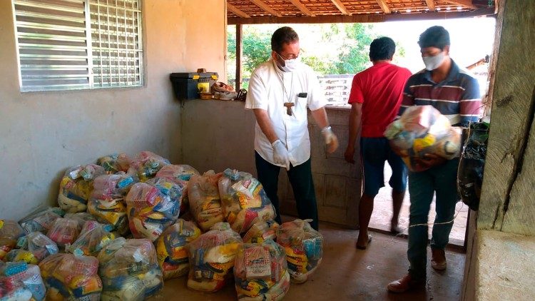 Donazioni di cibo per gli indigeni dell'Amazzonia