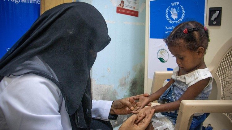 Yemen, centro sanitario di Lahj: Rahaf, 2 anni e mezzo, malnutrizione moderata, con la madre Rasha