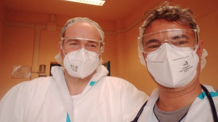 Fra Andrea ed un collega all'ospedale di Tortona