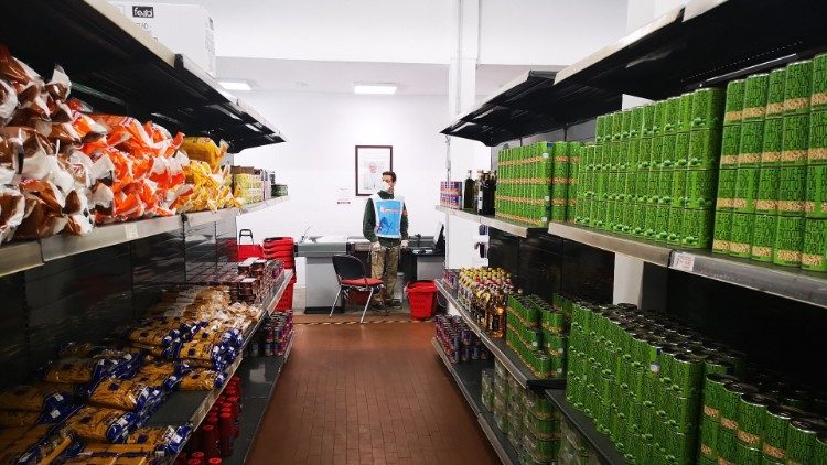 Un emporio di solidarietà organizzato dalla Caritas di Milano in tempo di coronavirus