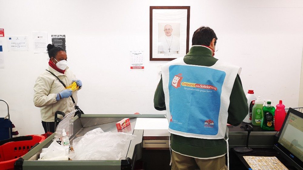 Un volontario e un'assistita in un Emporio della solidarietà della Caritas ambrosiana