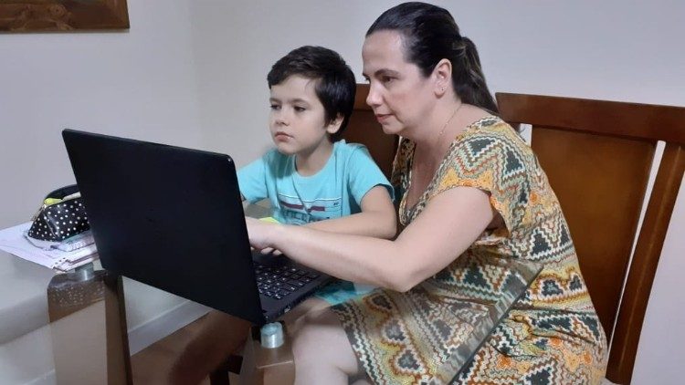 Ver&ocirc;nica Gusm&atilde;o com o filho Pedro