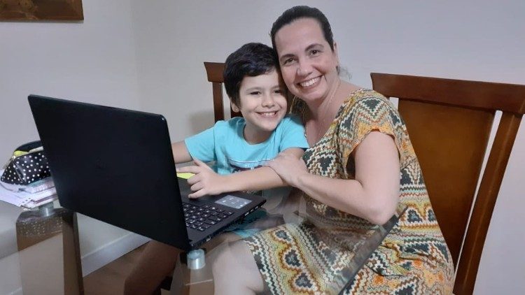 Verônica Gusmão com o filho Pedro 