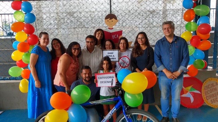 Criança premiada com uma bicicleta na categoria desenho