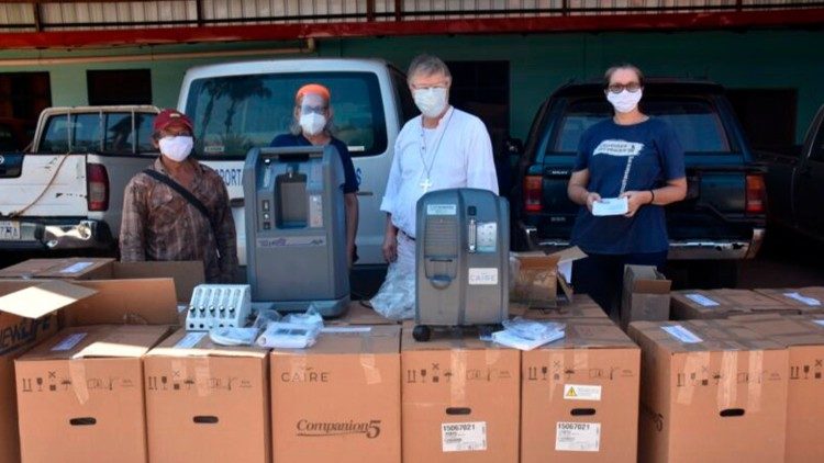 Monseñor Eugenio Coter y voluntarios.