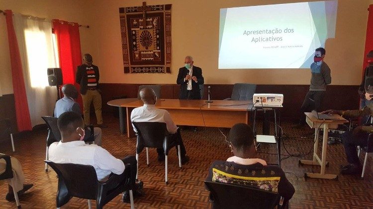 Apresentação do Aplicativo com Bíblia Sagrada, da Diocese de Lwena, em Angola