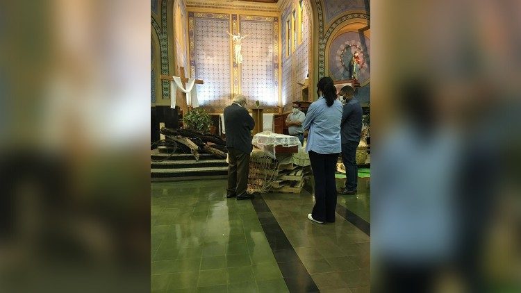 O corpo do missionário está num caixão sem flores, uma estola de retalhos da Nicarágua e descalço