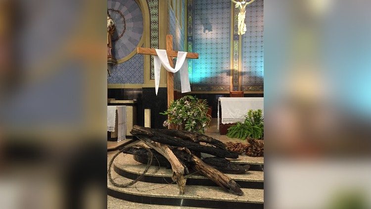 Na ornamentação, árvores queimadas, lembrando a morte das florestas