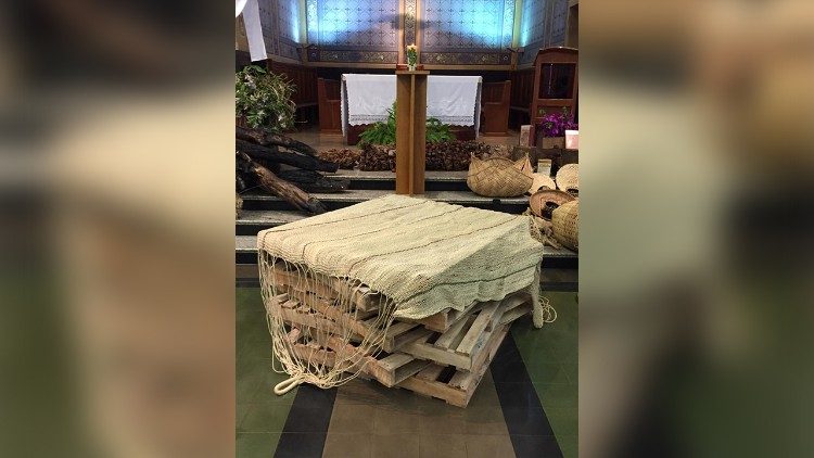 O caixão está sob madeira e uma rede feita de buriti, pelos índios