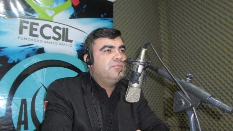 Padre Max nos estúdios da Rádio