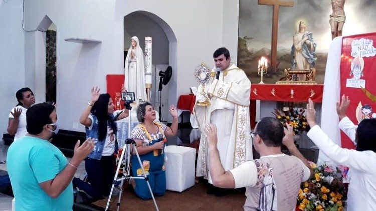 Padre Max durante a celebração