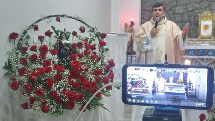 Pe. Maxiliano Barreto durante a celebração transmitida pelas Redes Sociais