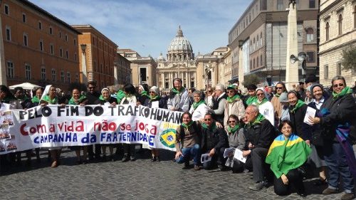 Religiosas e religiosos brasileiros se reúnem na Praça São Pedro