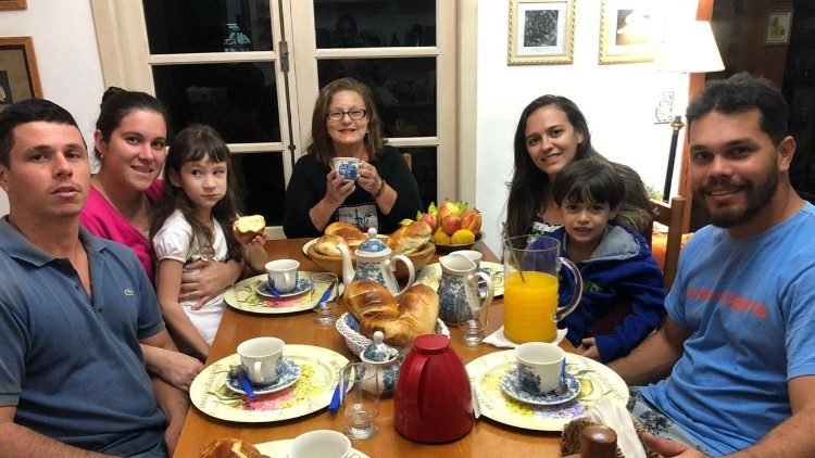 Maria da Gra&ccedil;a supera o isolamento reunindo a fam&iacute;lia para partilhar o p&atilde;o caseiro que distribui aos idosos na comunidade