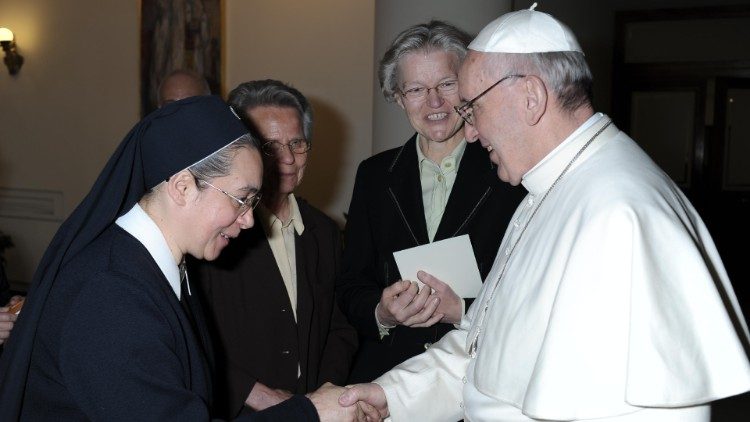 O Papa Francisco chama a atenção que há “estilos femininos de santidade, indispensáveis para refletir a santidade de Deus neste mundo