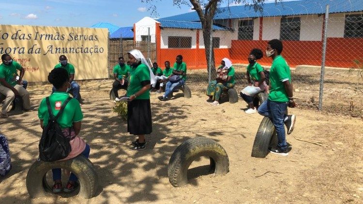Religiose e volontari con gli sfollati a Cabo Delgado (Mozambico)   