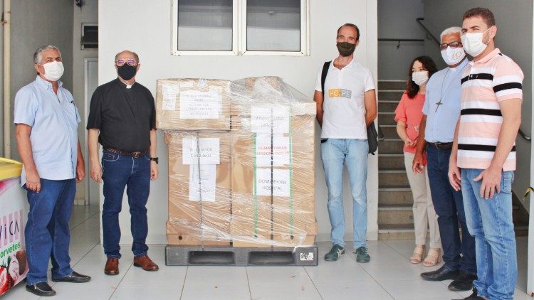 Entrega de equipamentos enviados pelo Papa