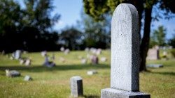 20200826_AdobeStock_sepolcro-cimitero_assomigliate-a-sepolcri-imbiancati.jpg