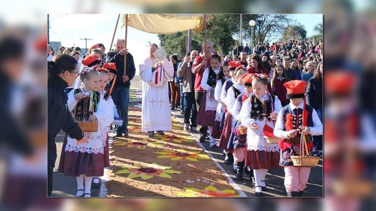 A religiosidade e a cultura da Polônia vividas desde a infância em Áurea