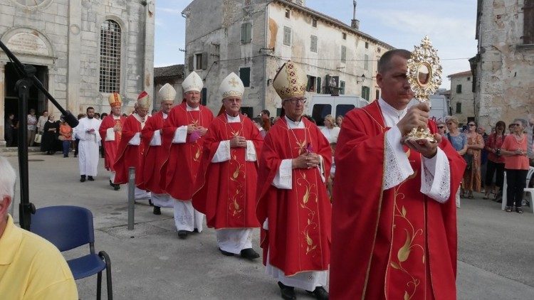 Sherehe ya Ekaristi Takatifu, Mwili na Damu Azizi ya Kristo Yesu ni sherehe ya sadaka na upendo wa Kristo Yesu kwa waja wake.