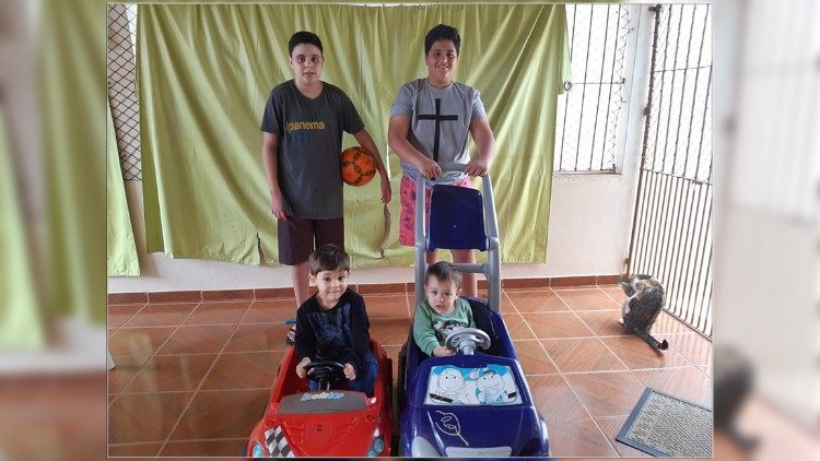 Matheus, 12 anos vai para a casa do amigo Brenno, 11 anos nos fins de semana para ajudar a cuidar dos irmãos pequenos e brincar.