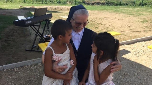 Suor Karolina Miljak con due bambine Rom