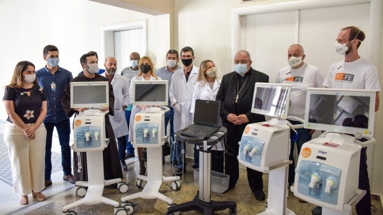 Entrega de respiradores doados pelo Papa.