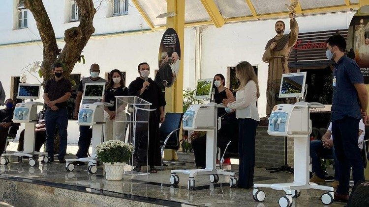 Entrega dos equipamentos doados pelo Papa