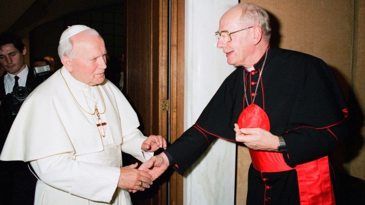 Il cardinale Simonis con Giovanni Paolo II che gli aveva consegnato la porpora nell'85