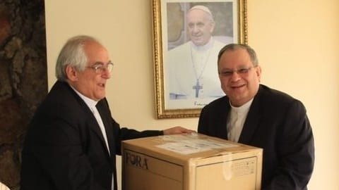 Dom Giovanni d’Aniello e dom Joel Portella Amado na entrega dos equipamentos