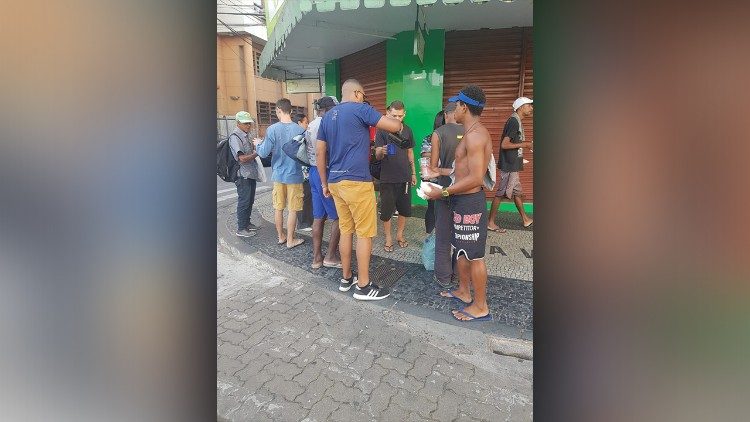 Jovens saem &agrave;s ruas levando o caf&eacute; da manh&atilde; e palavras de acolhida.