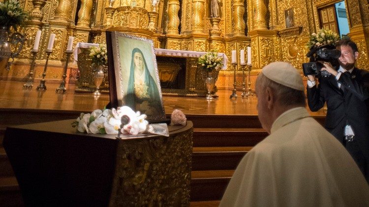 துயரங்கள் நிறைந்த அன்னை மரியாவிடம் செபிக்கும் திருத்தந்தை பிரான்சிஸ் 