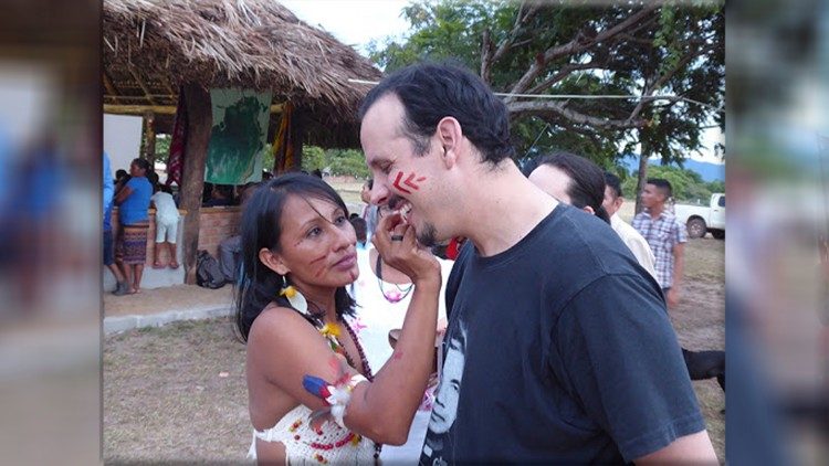 Maurício com os indígenas