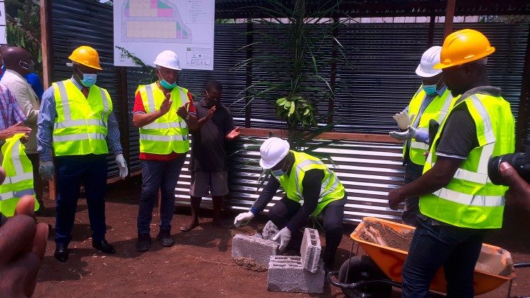 Ministro são-tomense Osvaldo Abreu lança primeira pedra das casas sociais
