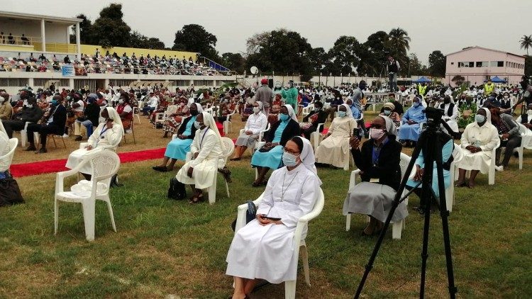 Santa Missa ao ar livre em tempo da pandemia de Covid-19