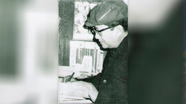 L'arcivescovo Van Thuan in carcere, mentre scrive uno dei suoi primi libri