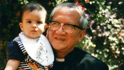 cardinal-F.X.-Nguyen-Van-Thuan-con-bambino.jpg