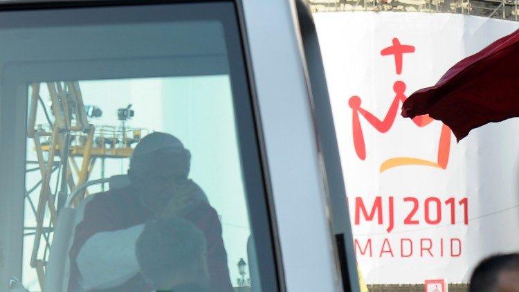 Benedicto XVI saluda a los jóvenes españoles en la JMJ de Madrid 2011