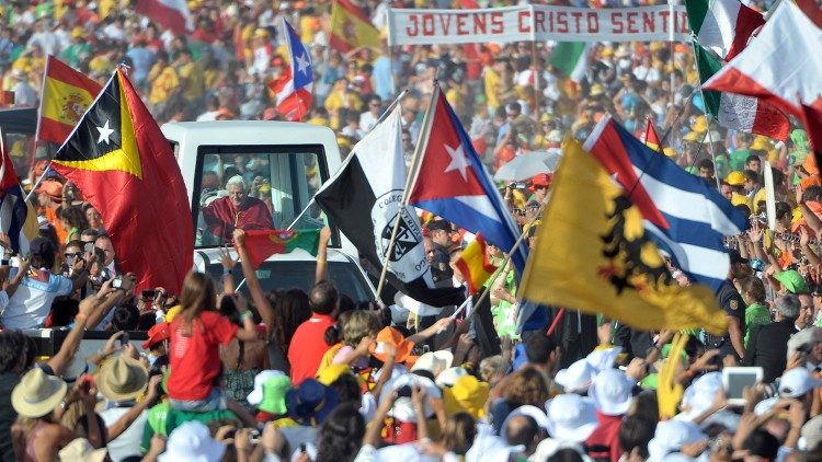 El Papa Benedicto rodeado por los jóvenes del mundo en la JMJ Madrid 2011