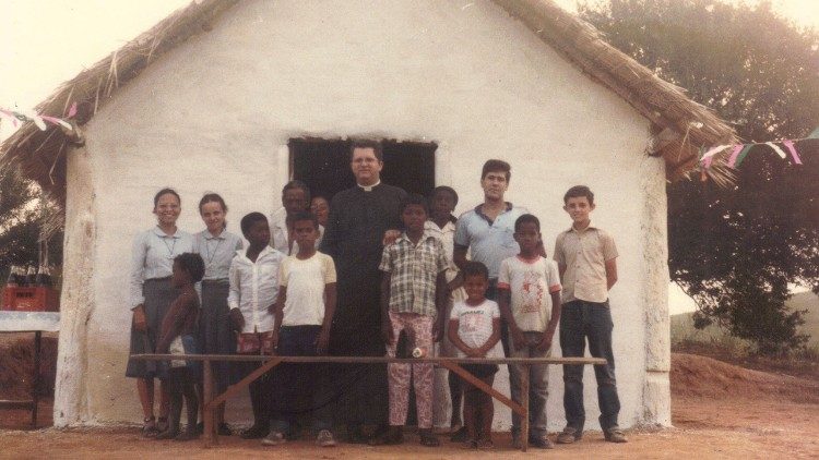 Dom Fernando Rifan quando ainda era sacerdote