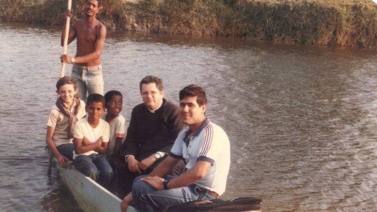 Dom Fernando Rifan quando ainda era sacerdote