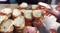 un-pasto-al-giorno-ComunitA-Papa-giovanni-XXIII-mensa-poveri-paniniAEM.jpg