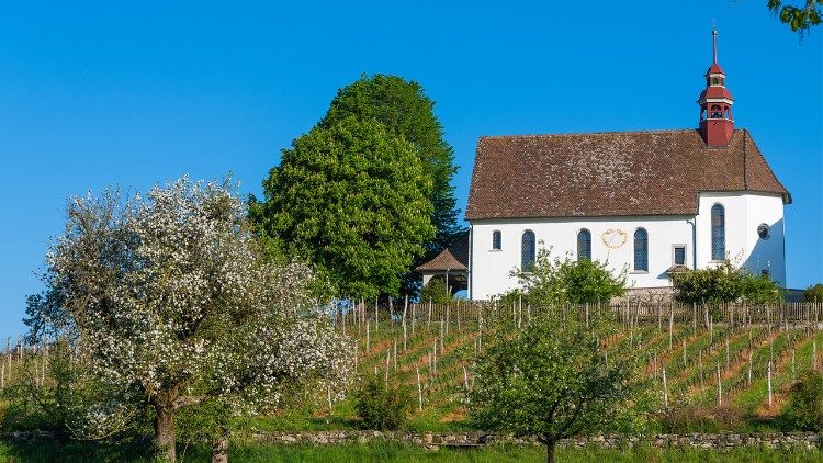 Kleine Kirche auf Hügel: Symbolbild