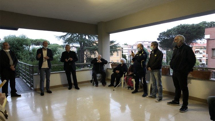 Więźniowie nie mieli dokąd pójść, przygarnął ich Papież