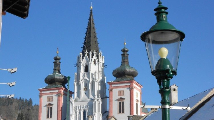 Gruß aus dem Wallfahrtsort Mariazell: Franziskus bekam bei seiner Slowakei-Reise Magenbitter überreicht