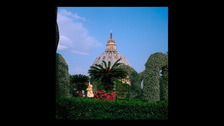 Cúpula de la Basílica de San Pedro vista desde el Jardín de las Rosas, Jardines Vaticanos. Foto de Nik Barlo Jr. ©Musei Vaticani
