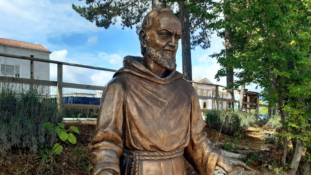 Particolare della statua di Padre Pio recuperata dalle macerie della parrocchia di Amatrice