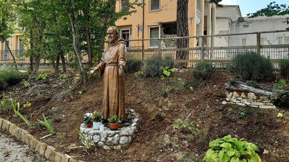 La statua di Padre Pio recuperata dalle macerie della parrocchia di Amatrice